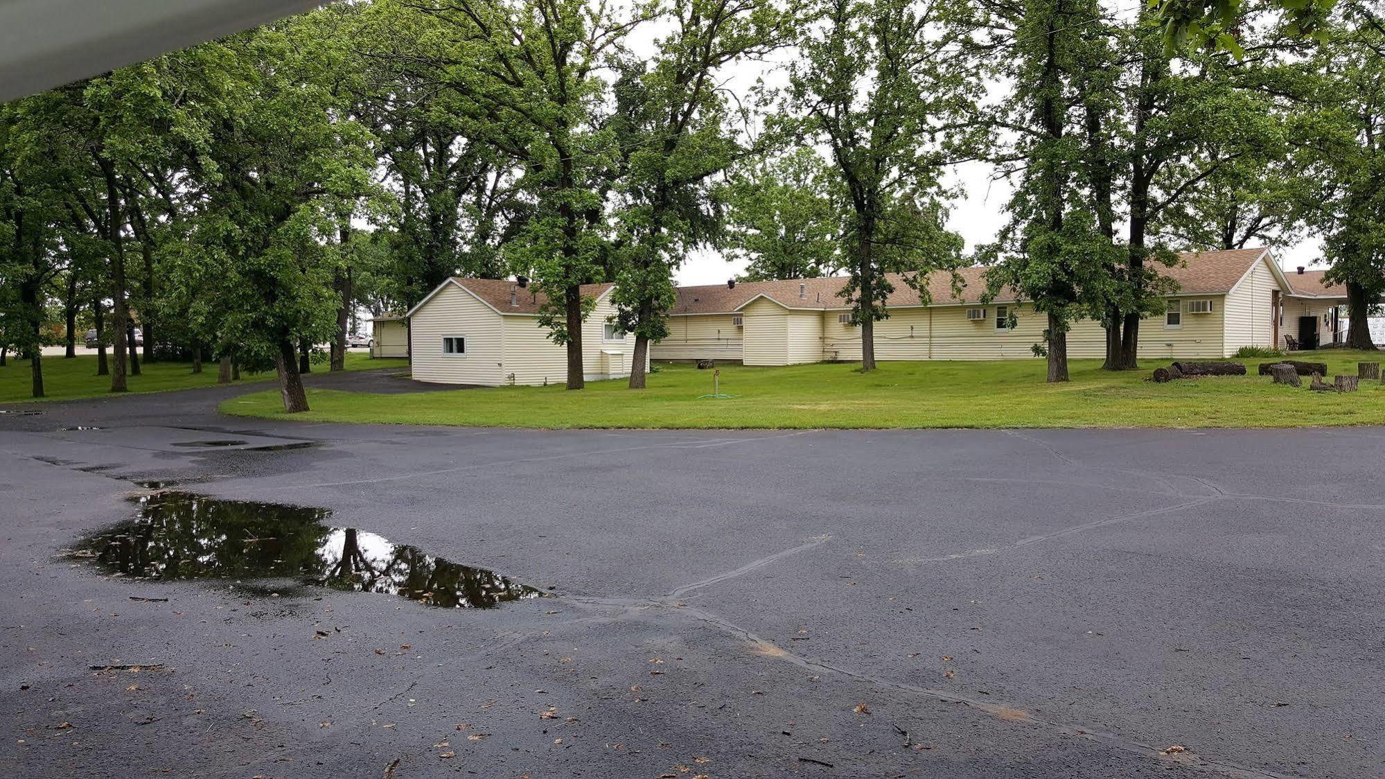 Budget Host * Detroit Lakes